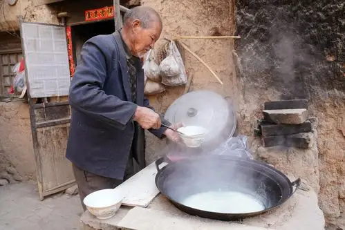 农村7旬老人吃热馒头大米汤,午饭极简,看他们生活成啥样