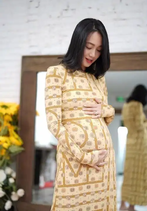 朱丹晒二胎大肚照庆生淡黄长裙温柔十足低头浅笑散发母性光辉