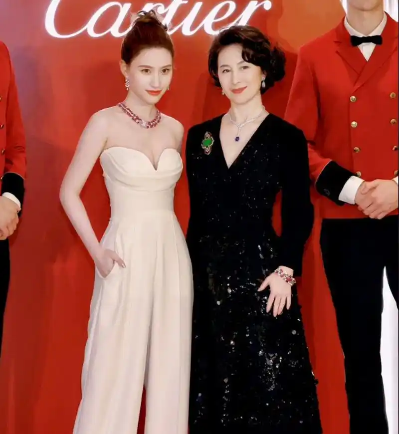 何超莲何超琼同框合照,不是一个妈生的胜似一个妈