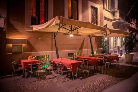 在步行街的夜晚咖啡馆照片