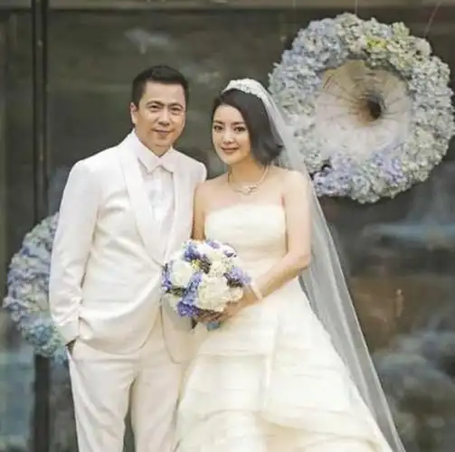 不顾家人反对嫁给穷小子,如今他身价千亿,现为她补办豪华婚礼