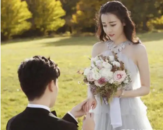 最近有网友曝光了两张迪丽热巴拍婚纱照的消息.