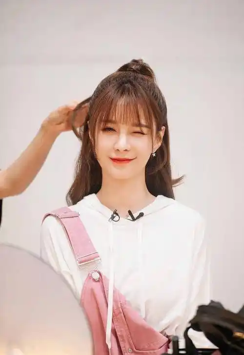 沈梦辰舍弃空气刘海造型惊艳,曾在节目上自曝发际线,大脑门亮了_姐姐