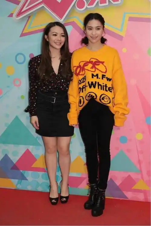 何超莲不愧是赌王女儿,穿款式普通的休闲装,还是一副富家小姐样_服装