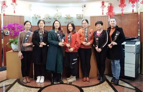 华策集团财务部女同事的合影