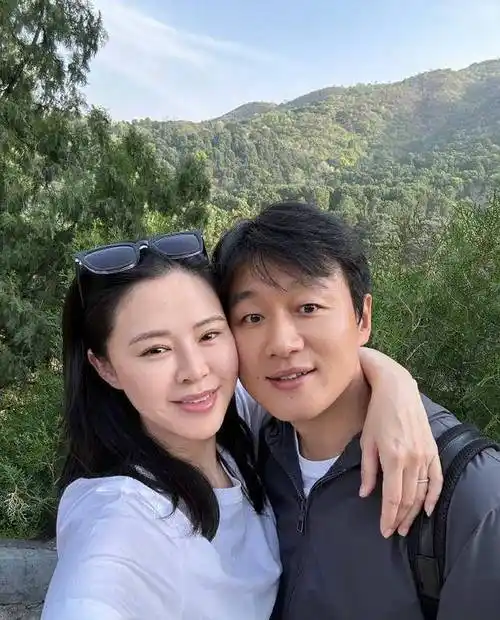 佟大为老婆关悦晒与女儿合照,父母高颜值基因完美传承