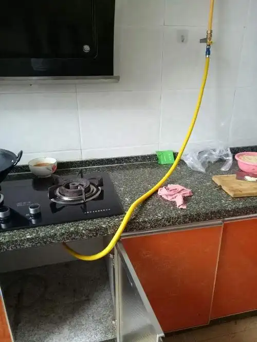 临颍:网友家中安装天然气管道的方式真奇葩,小编还真是头一次见