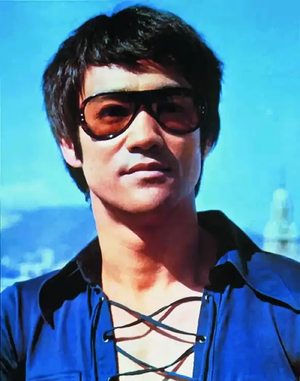 东亚病夫的头衔在中国人头上压了几十年,是李小龙,让世界真正认识了有