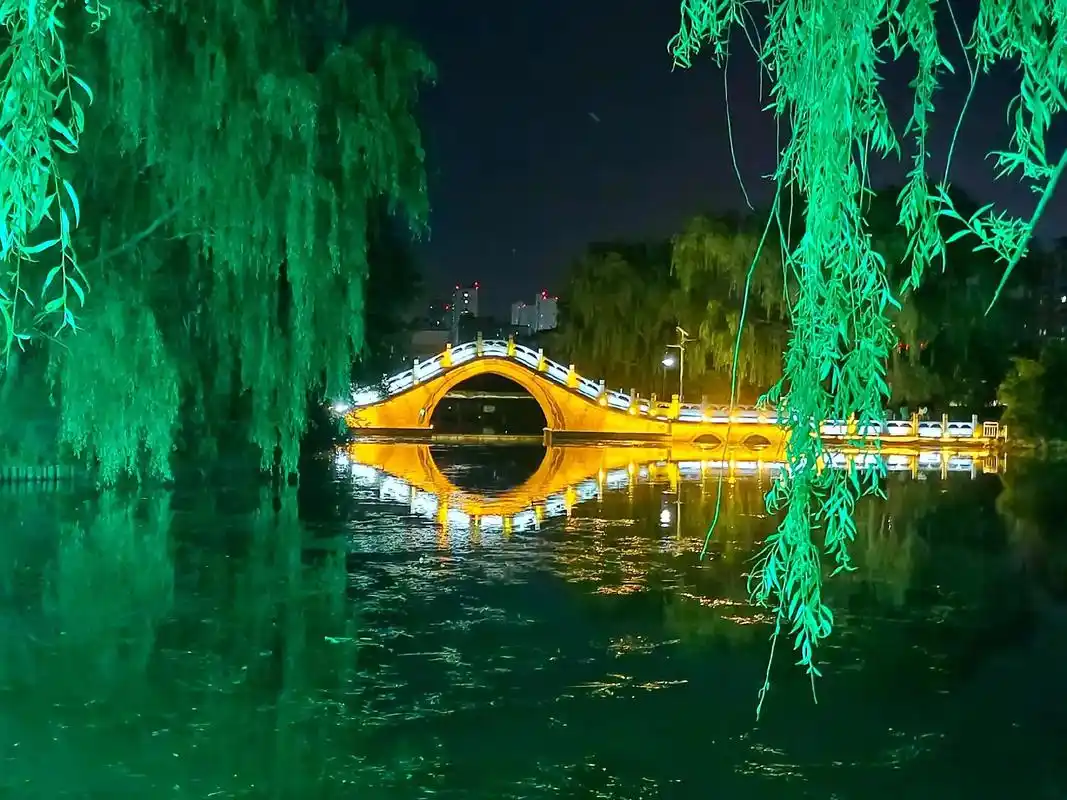 人民公园夜景.#上热门 有人说:"人与人之间,是有一个情感账 - 抖音