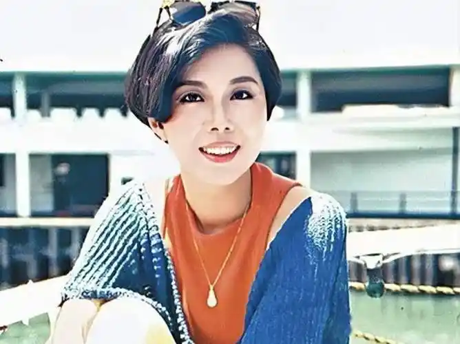 在小编看来,关菊英和周伟利携手走过这么多年,早就已经成为了彼此的