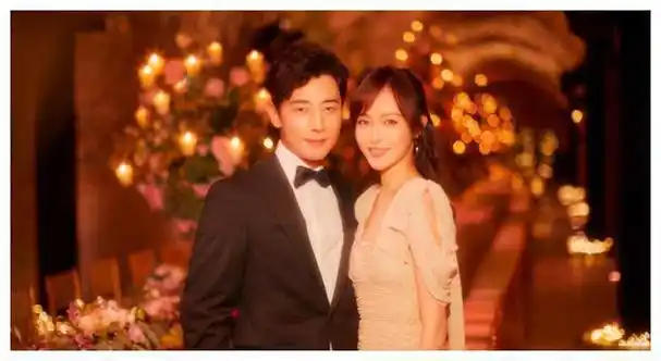 唐嫣女儿1岁照片首曝光母女同框外出温馨可爱闪亮