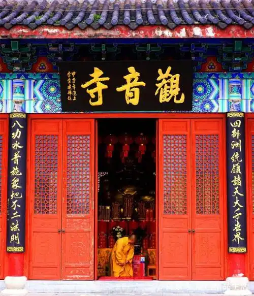 相传乾隆皇帝视察完海塘后来到尖山观音寺礼大士,御提殿额"补陀应现"