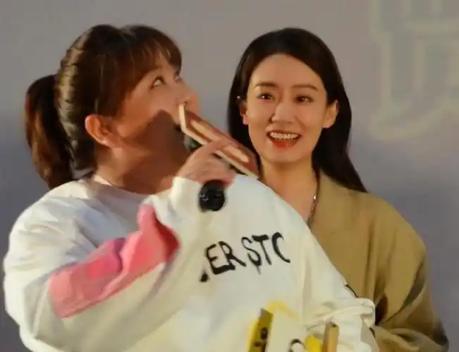 41岁贾玲和38岁张小斐同框,骨相老去和皮相老去的差距一目了然