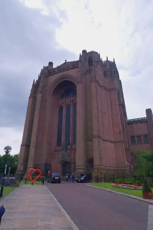 今天是六一儿童节,我去参观了利物浦大教堂,虽然外表平平无奇,是个内