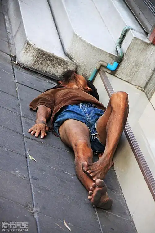 九点半了,街上的流浪汉依然躺在人行道上.