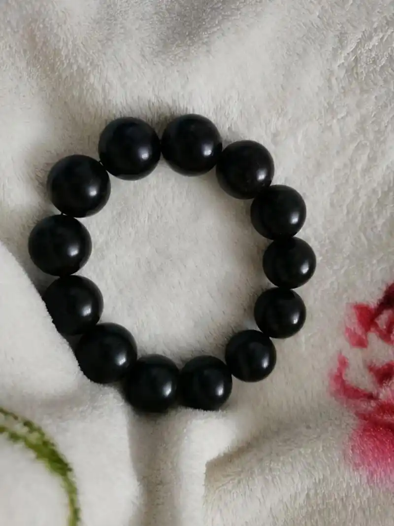 懂得帮看看真假 懂得帮看看真假说是药珀手串,到手的时候是磨砂的,盘