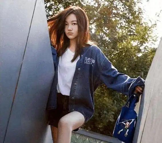 不愧是王菲女儿李嫣兔唇消失整容美出新高度17岁走性感路线