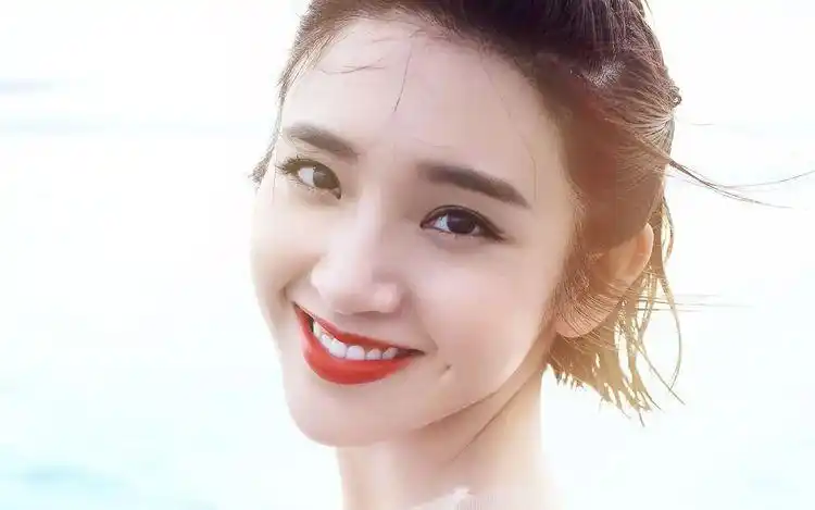 佟丽娅的梨涡真的很美,佟丽娅是那种很真诚的人,一般人笑起来就是那种