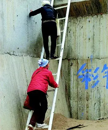 行人爬梯子过桥.