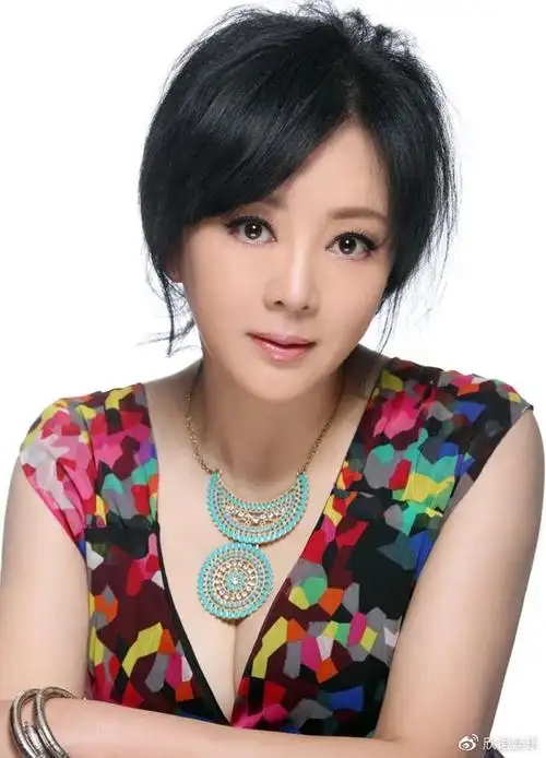 遗憾的是,几乎从《神喜》之后,梁丽的大部分角色就被框定在妈妈,阿姨