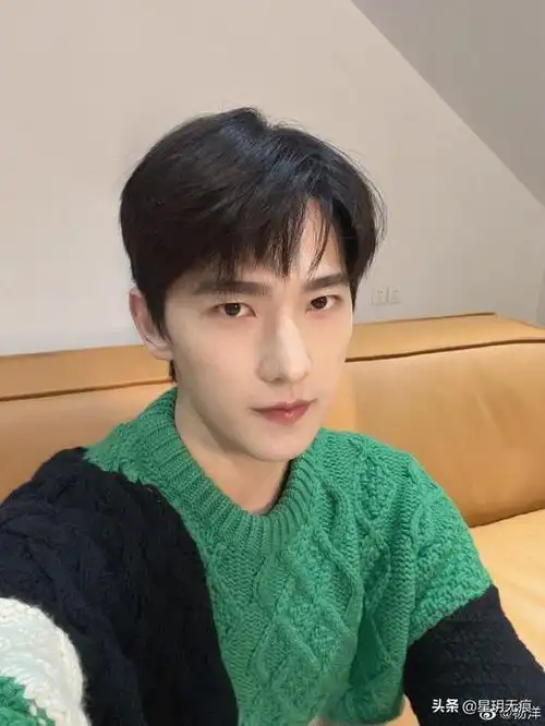 杨洋晒怼脸自拍心动营业 穿黑配绿针织毛衣帅气满分