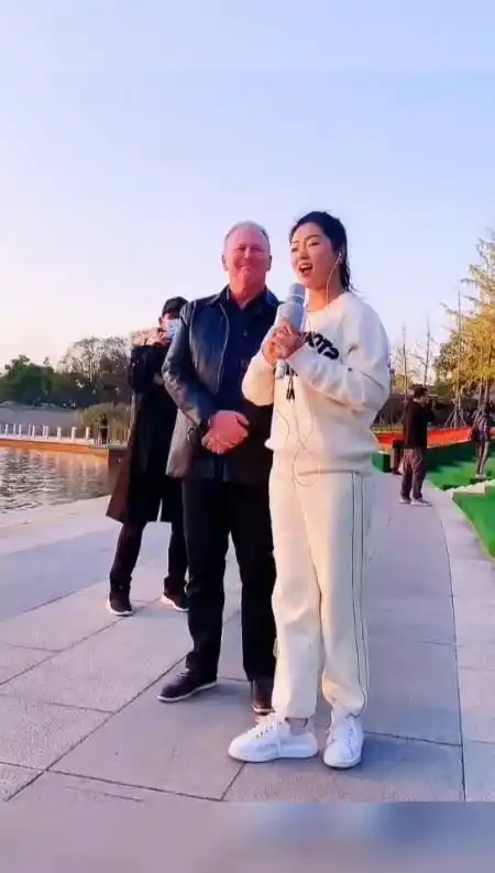 一起来听歌罗姣一首牧羊曲送给大家