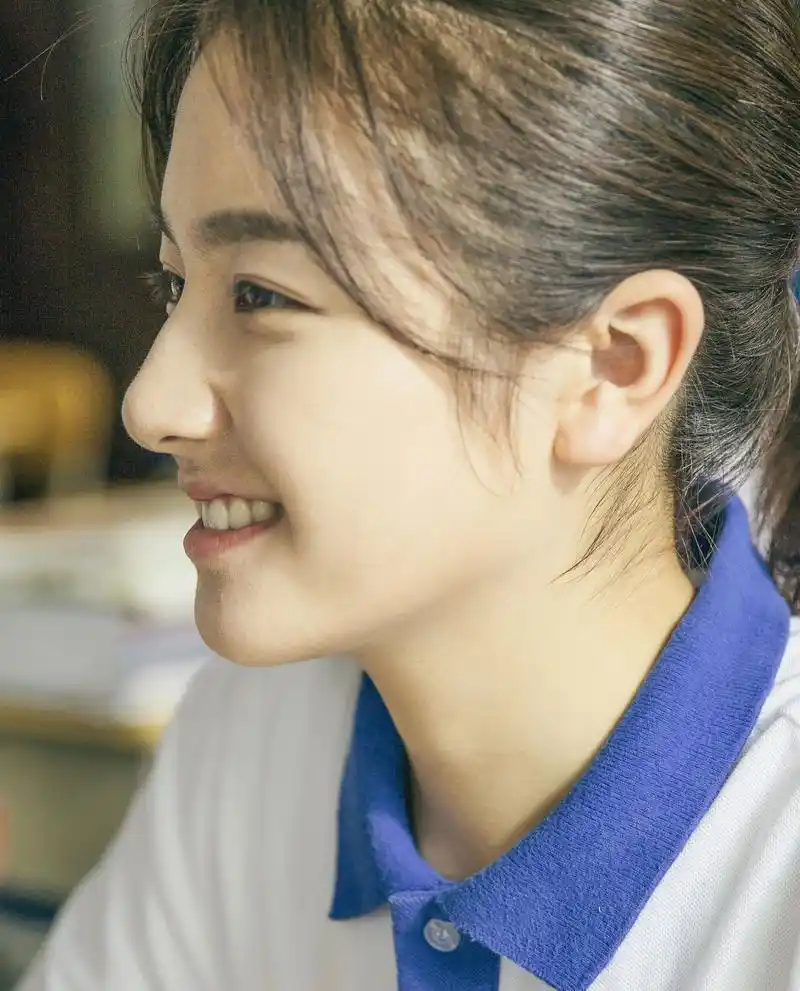 李兰迪晒《我就是演员》排练照,再次穿上校服,余周周又回来了