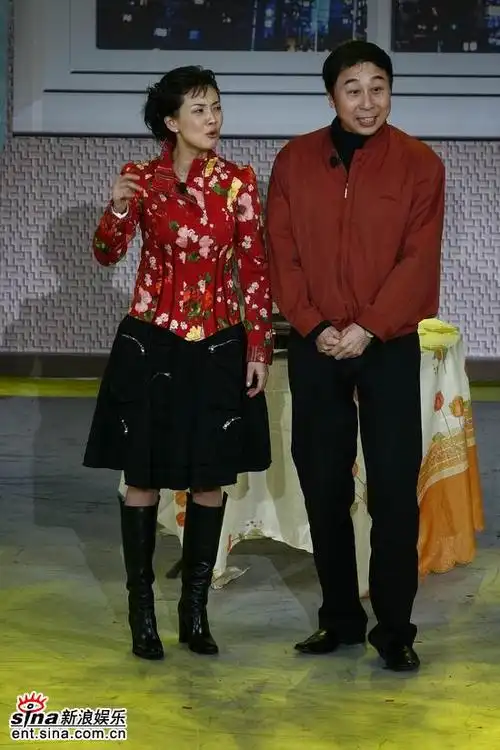 图文:2007北京新春大联欢--牛莉冯巩表演小品