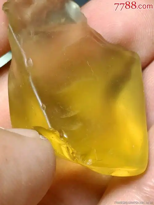 纯天然黄色锆石一块,晶莹剔透