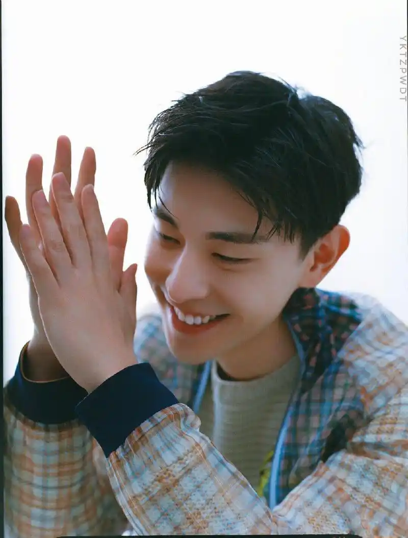 邓伦的微笑有种超能力,感染了很多人,已经成为了大家微笑的楷模