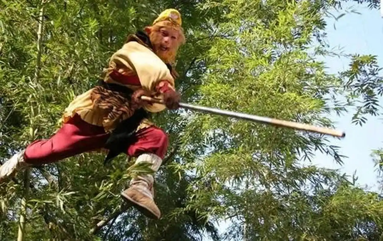 清代西游记绘本的孙悟空挥棒像拿着衣杆架打妖精 86版本的孙悟空比较