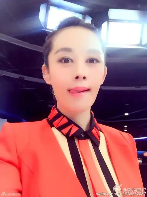 央视体育女主播靓丽走红 私照粉嫩甜美