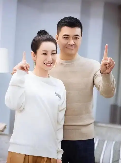 给前妻丧偶式婚姻却把秦海璐宠上天王新军到底是渣男还是情种