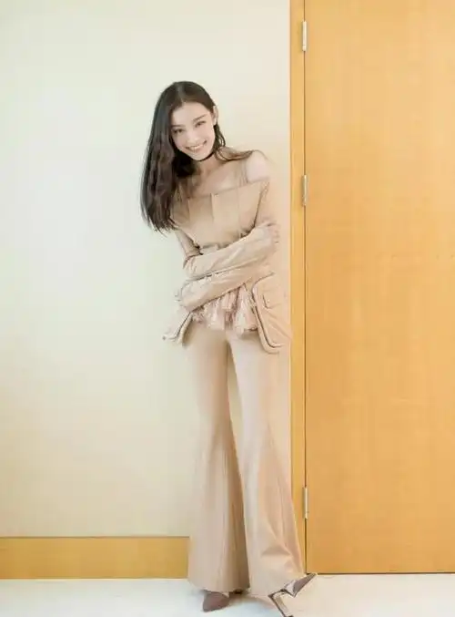 倪妮经典旧照回顾优雅中带着俏皮