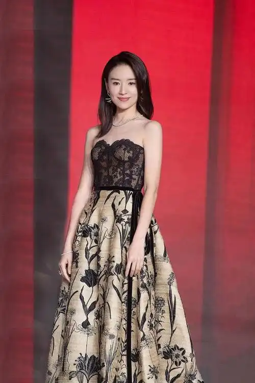 董洁玉女气质绝了!穿蕾丝抹胸裙又纯又欲,42岁身材纤瘦却很迷人