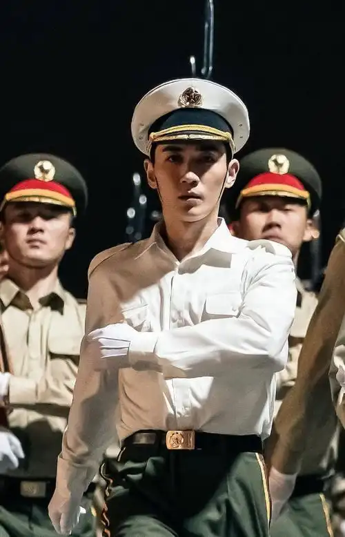 让你心动的军装男神#军装朱一龙@朱一龙一身正气!
