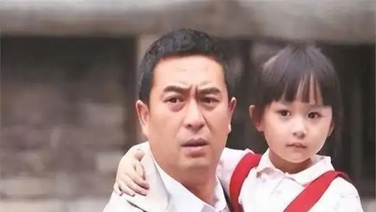 其实,刘楚恬的妈妈原本不打算让她过多接触外面的事,但刘导一番耐心的