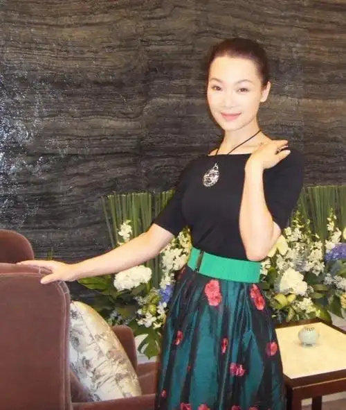 吕薇清新着装出席杨澜新店开幕庆典