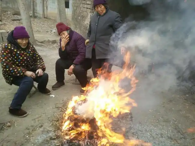实拍大冬天农村老人烤火取暖,最后一张图你看哭了吗,母亲等你