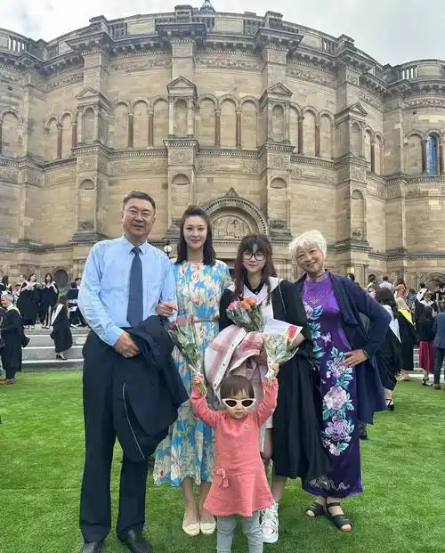 两个人之间的年龄差距还是比较大,7月8日,惠若琪晒出了一组大学毕业照