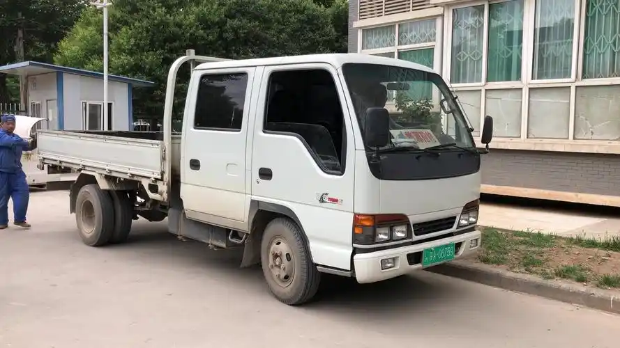 五十铃100p双排座发动出发