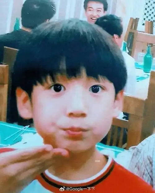 「k-pop 明星们小时候的照片」在外网爆火,猜猜这些宝宝们都是谁.