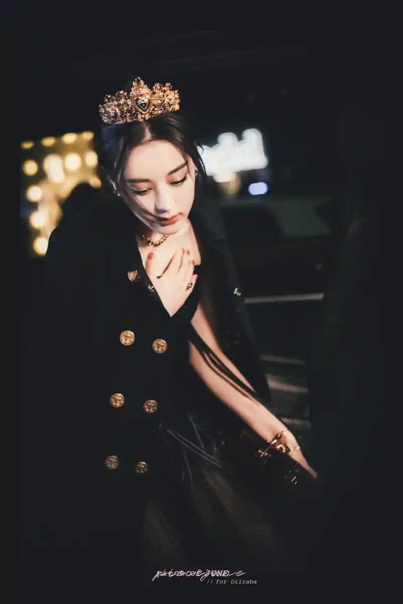 落落大方一颦一笑皆是风景 回顾迪丽热巴上半年米兰时装周亮相时刻