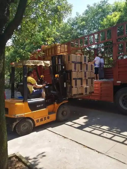 樟树贡酒发往甘肃的大货装车中