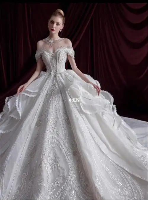 纯白色重工一字肩婚纱