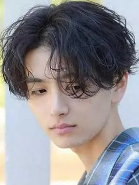 3,帅气文艺男生自然卷短发很有朋克风的男生短发发型,把刘海自然卷起