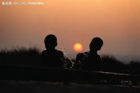 两个男生并肩走的背影图,谁有