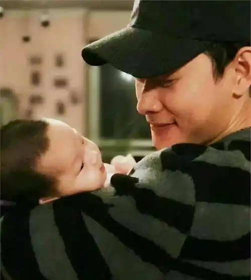 37岁结婚,39岁当爸,罗晋爱老婆也爱女儿,生活中把她们当公主_唐嫣