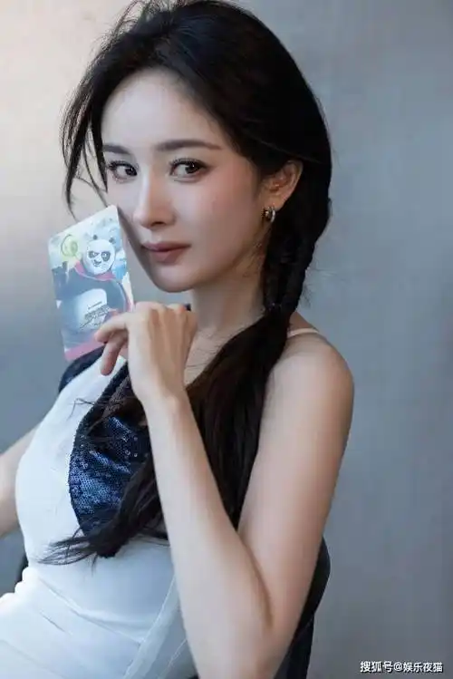 杨幂一袭蓝色白裙拼接写真气质优雅身材婀娜曼妙