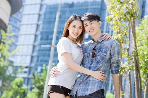 快乐的年轻情侣